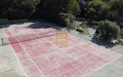 Просторный бунгало с общим бассейном и теннисным кортом, расположенный рядом с гольф-клубом.